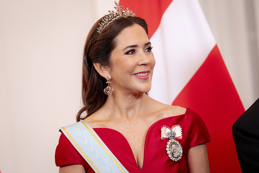 Drottning Marys röda triumf i Riga – se läckra galabilderna!