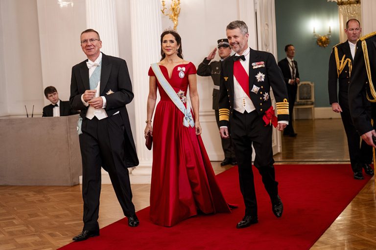Drottning Marys röda triumf i Riga – se läckra galabilderna!