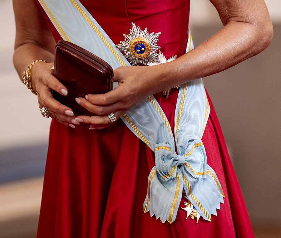 Drottning Marys röda triumf i Riga – se läckra galabilderna!