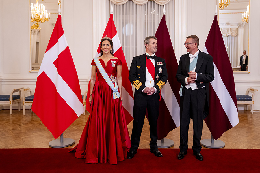 Drottning Marys röda triumf i Riga – se läckra galabilderna!