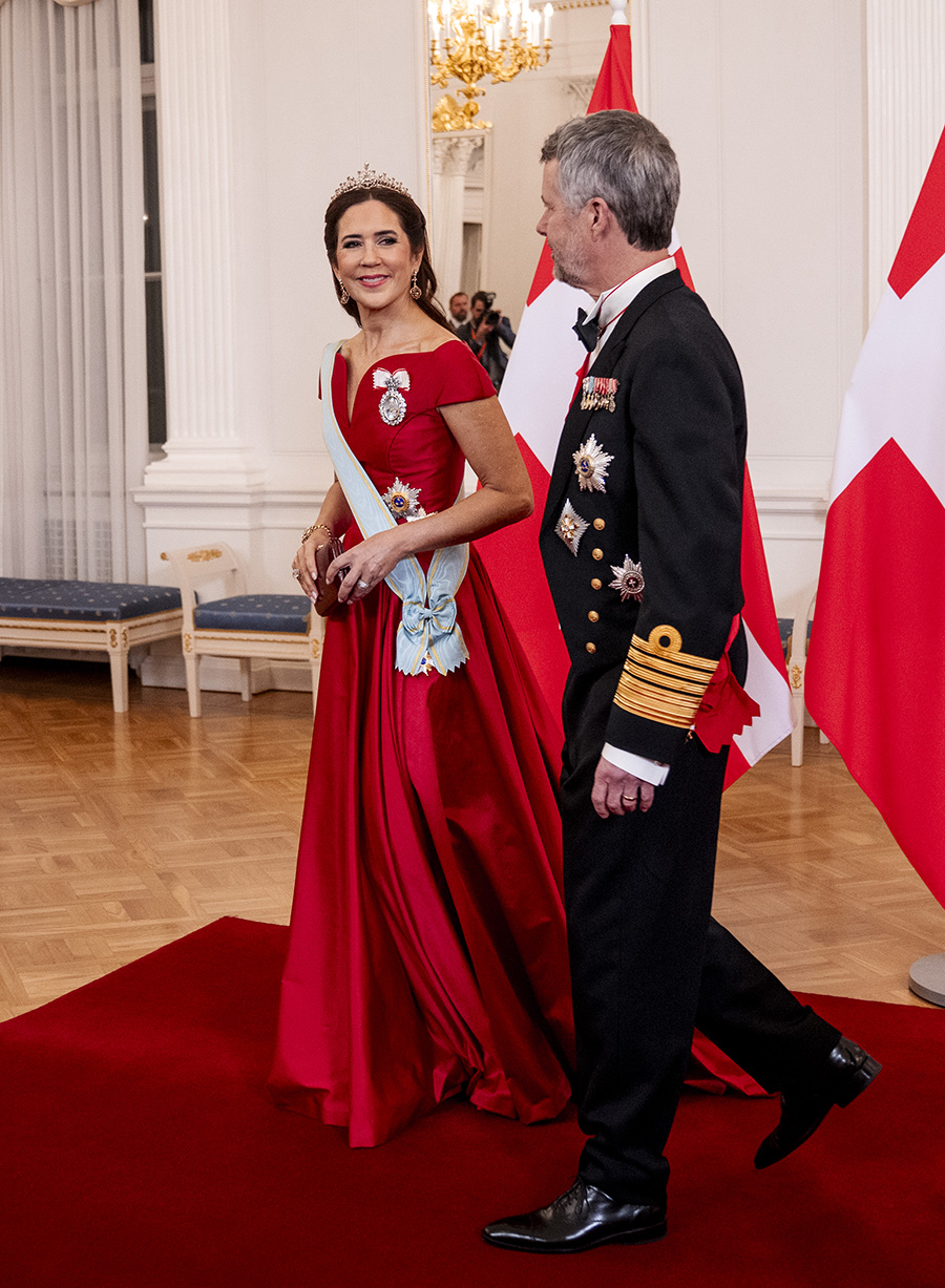 Drottning Marys röda triumf i Riga – se läckra galabilderna!