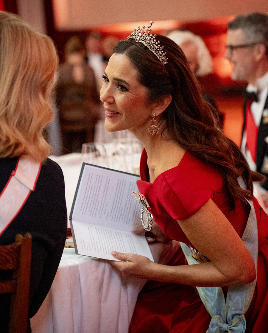 Drottning Marys röda triumf i Riga – se läckra galabilderna!