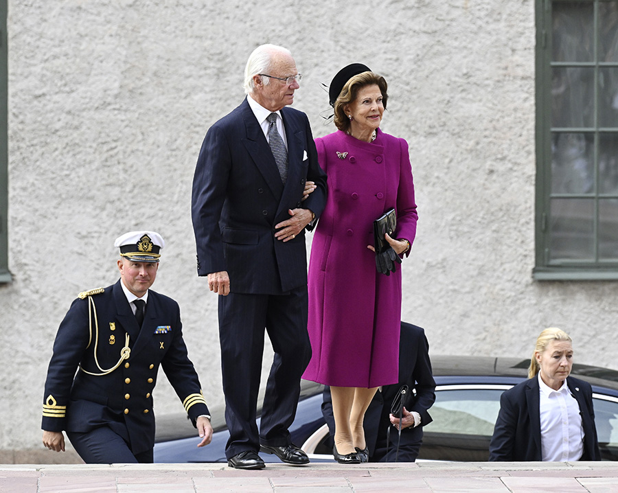 Så fint stöttas drottning Silvia av kungen efter operationen