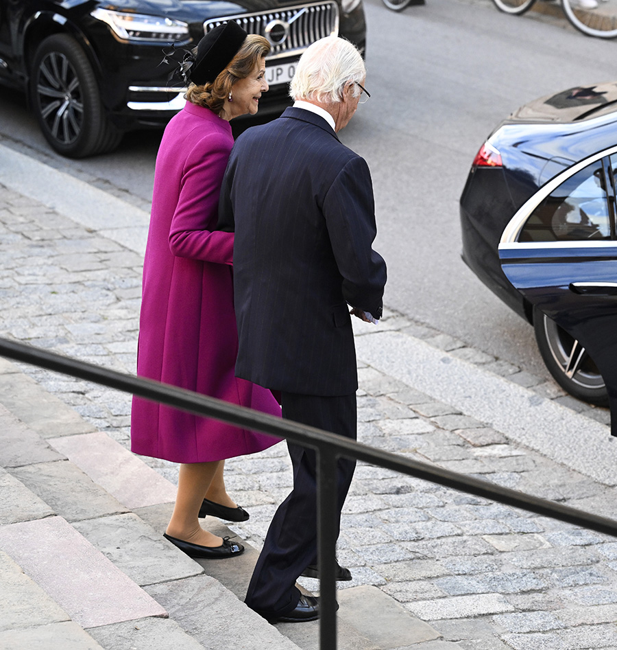 Så fint stöttas drottning Silvia av kungen efter operationen