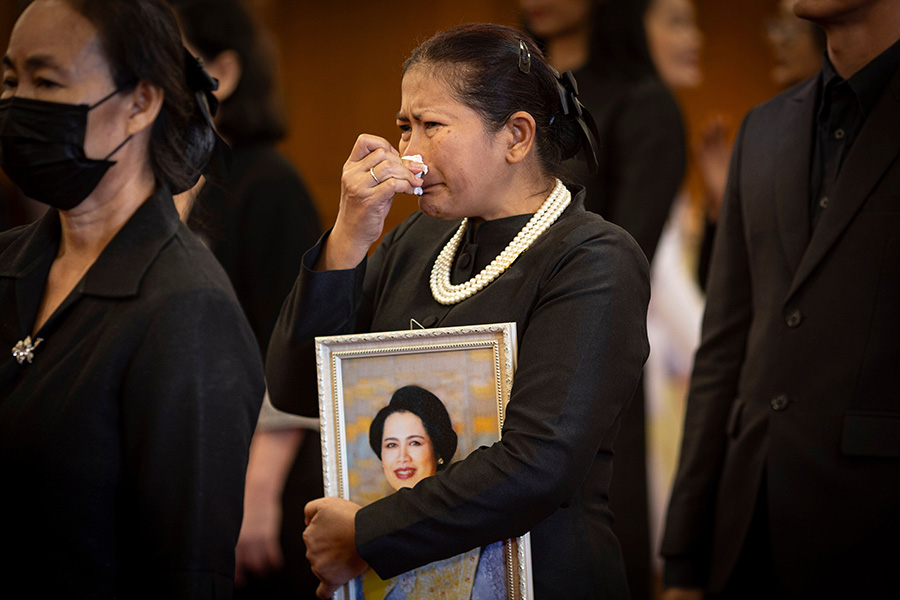 Älskade drottningen död – sorgen lamslår hela landet