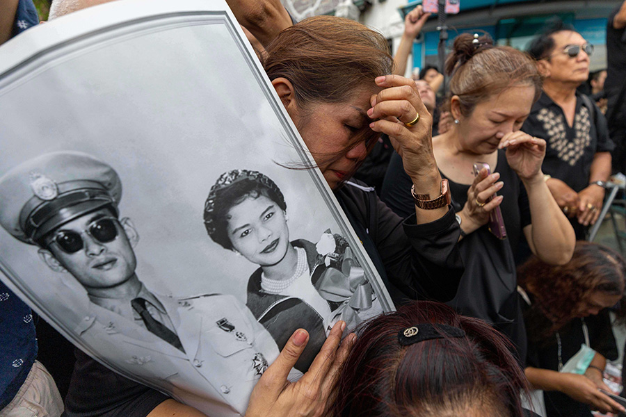 Älskade drottningen död – sorgen lamslår hela landet