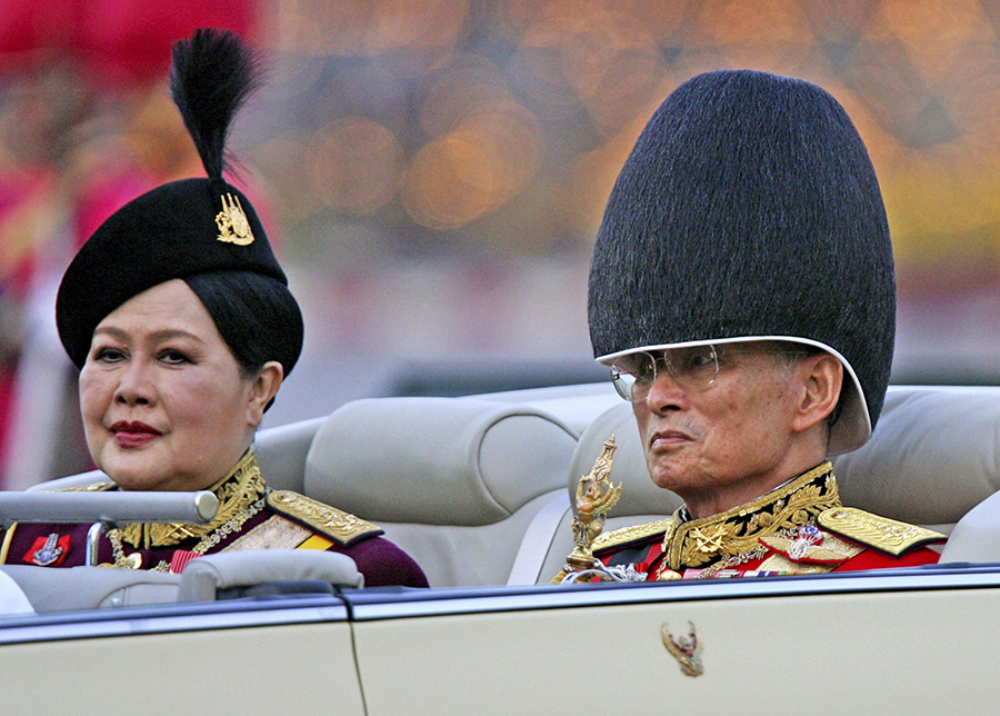 Älskade drottningen död – sorgen lamslår hela landet