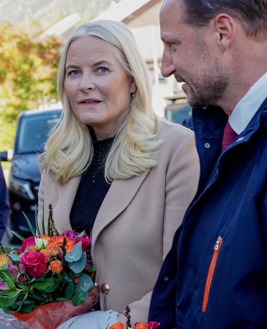 Övergiven Mette-Marit inlagd på sjukhus – lämnad av Haakon
