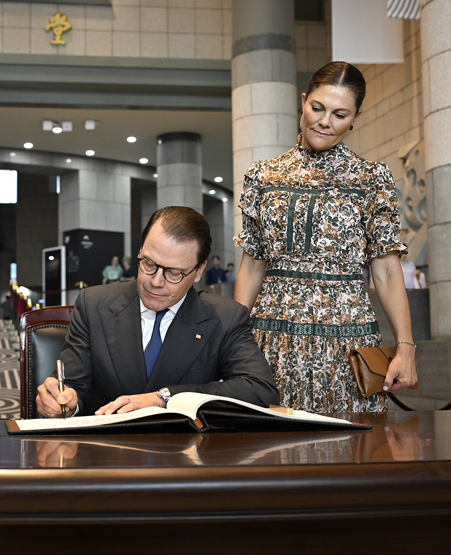 Sammanbiten Victoria och ledsen Daniel – starka bilderna!