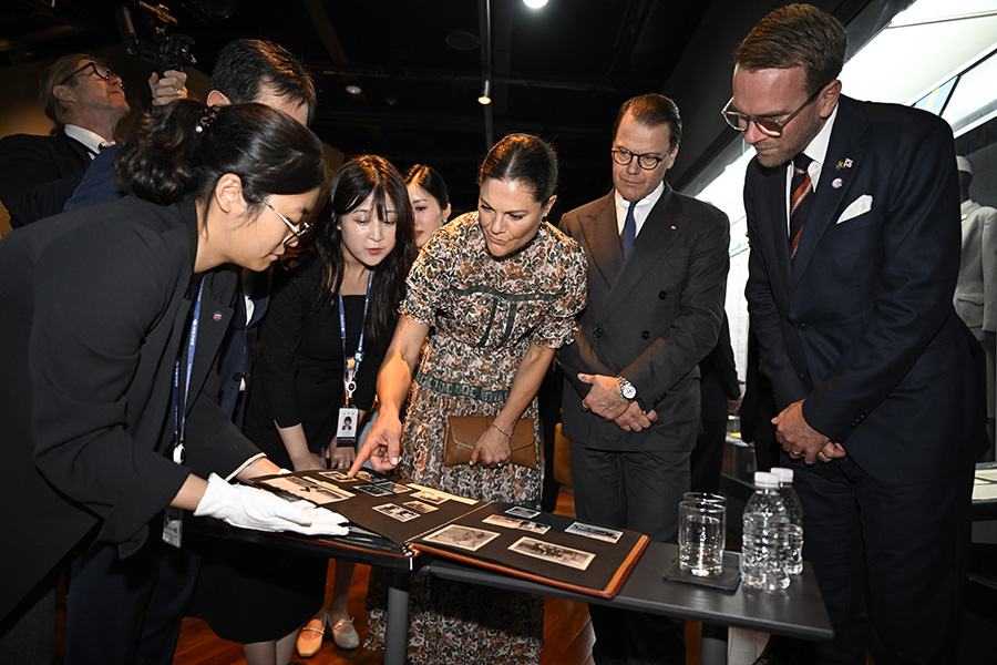 Sammanbiten Victoria och ledsen Daniel – starka bilderna!