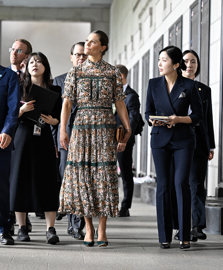 Sammanbiten Victoria och ledsen Daniel – starka bilderna!