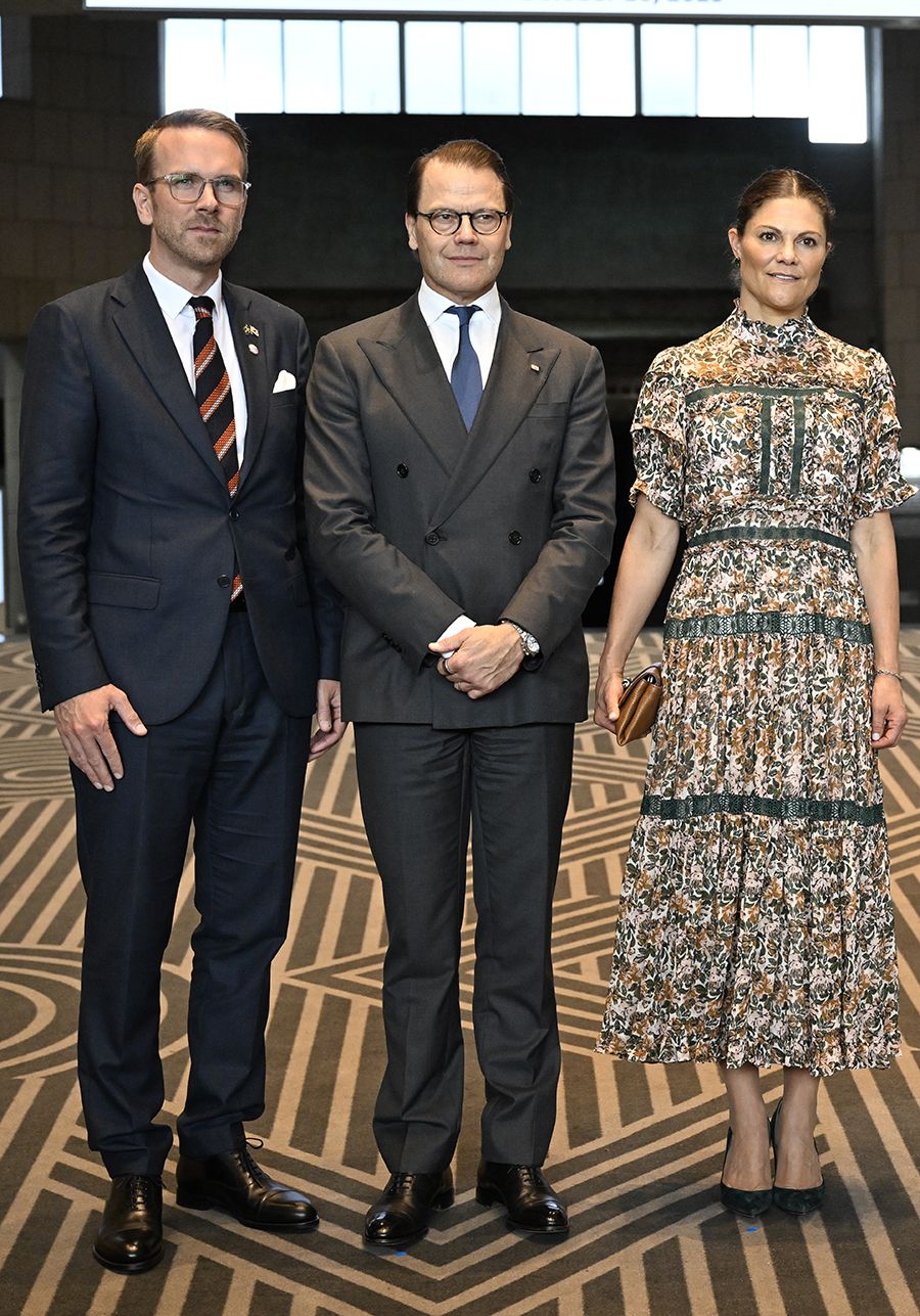 Sammanbiten Victoria och ledsen Daniel – starka bilderna!