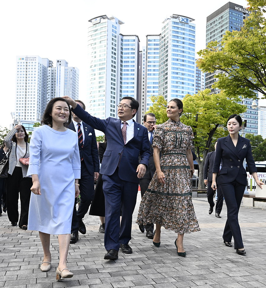 Sammanbiten Victoria och ledsen Daniel – starka bilderna!