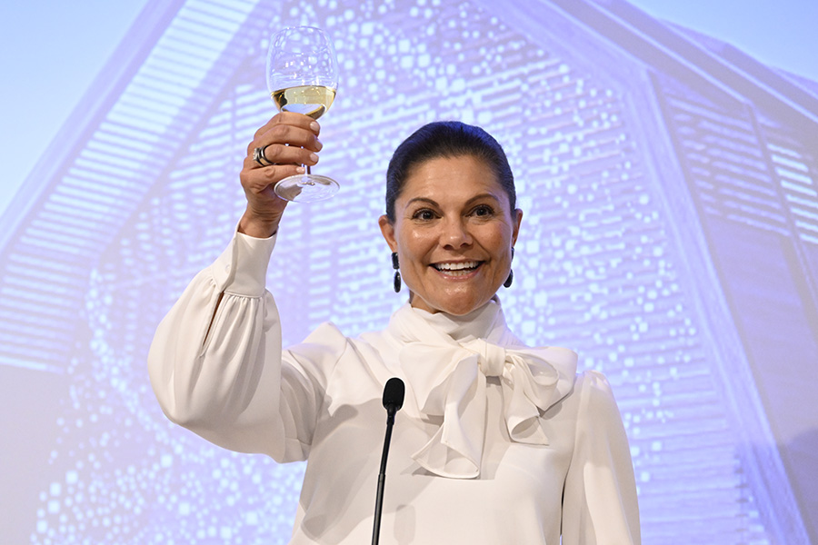 Victoria på fest i Japan – med skål, skratt och knytblus!