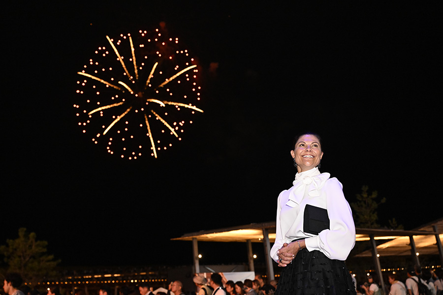 Victoria på fest i Japan – med skål, skratt och knytblus!