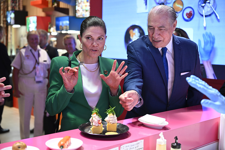 Victoria på fest i Japan – med skål, skratt och knytblus!