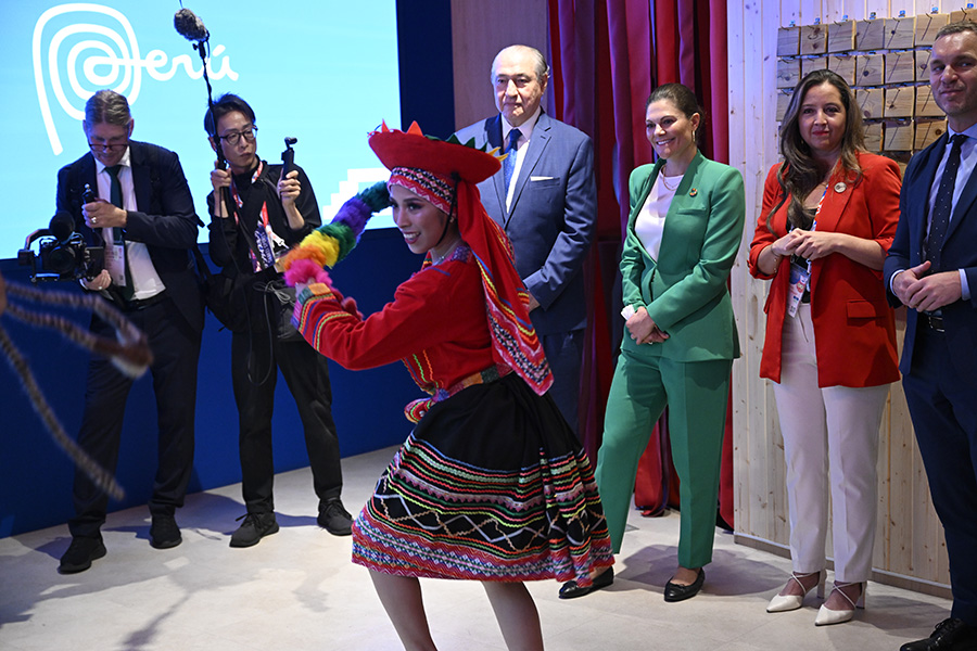 Victoria på fest i Japan – med skål, skratt och knytblus!