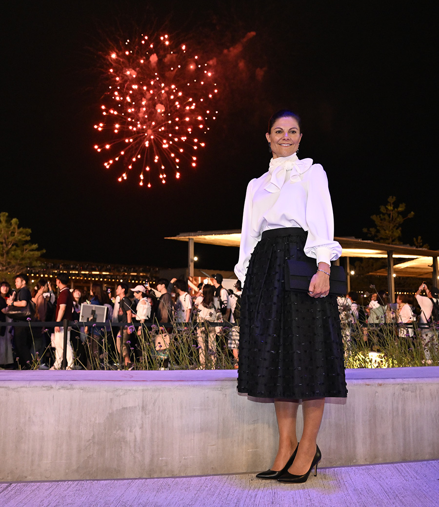 Victoria på fest i Japan – med skål, skratt och knytblus!