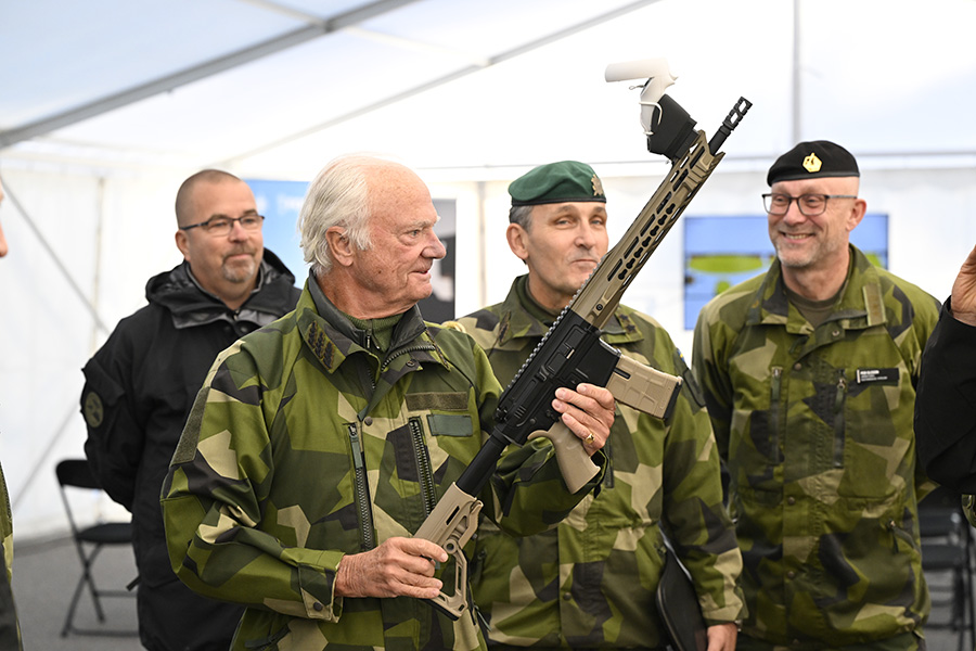 Kungligt 007-uppdrag: Victoria och kungen i full uniform