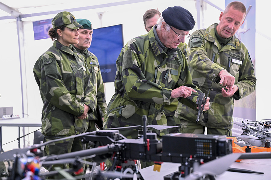 Kungligt 007-uppdrag: Victoria och kungen i full uniform