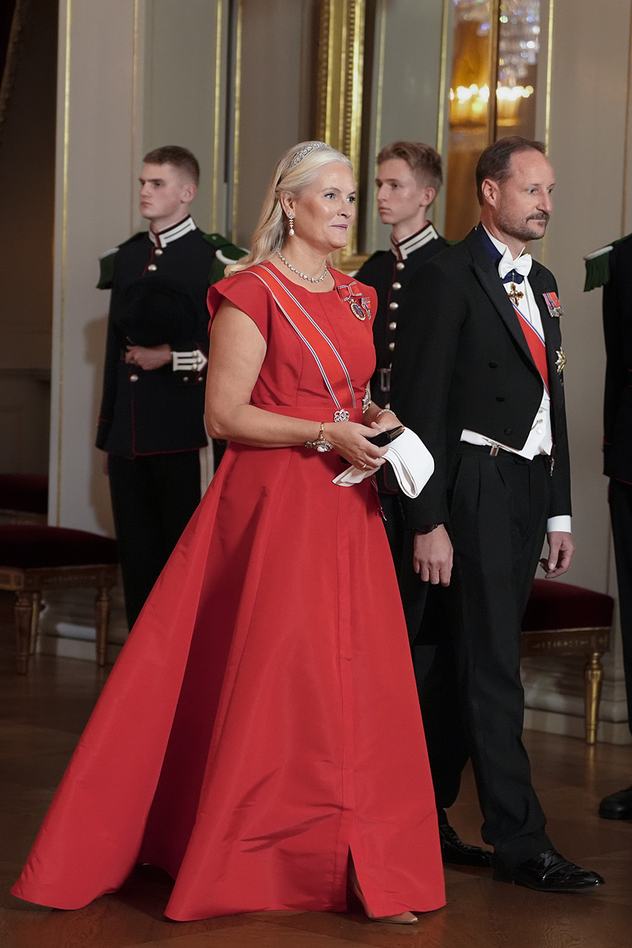 Mette-Marit trotsar sjukdomen – Haakons fina stöd på festen