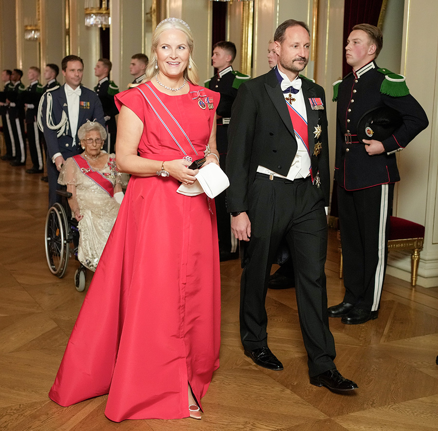 Mette-Marit trotsar sjukdomen – Haakons fina stöd på festen