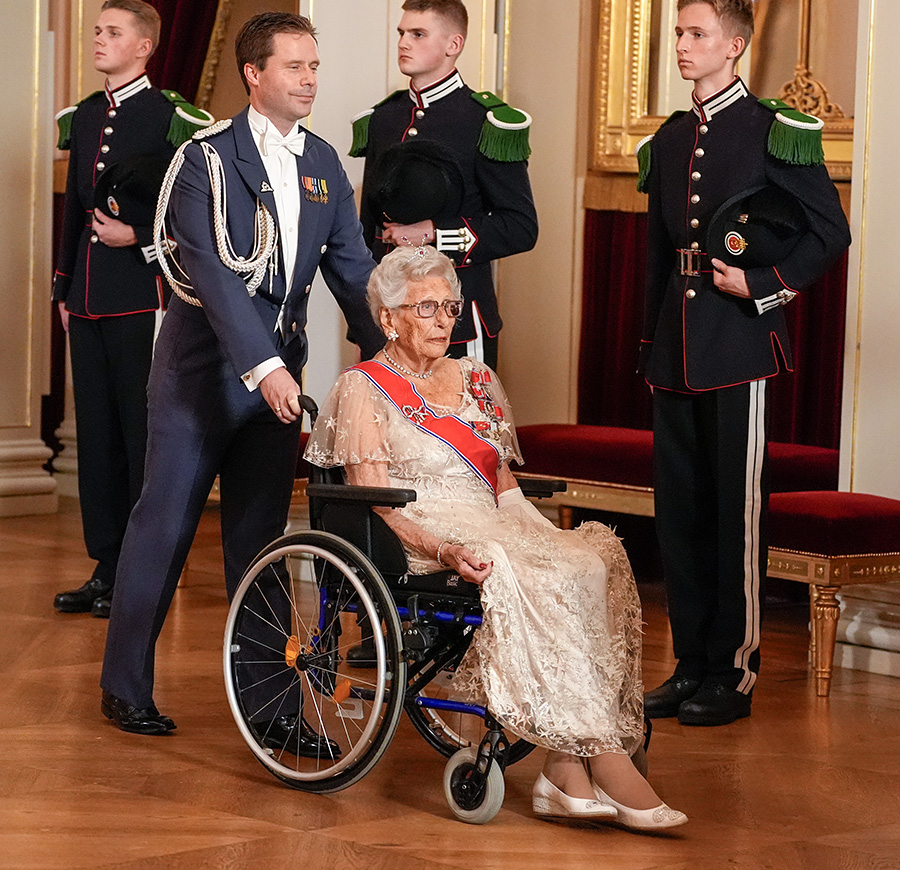 Mette-Marit trotsar sjukdomen – Haakons fina stöd på festen