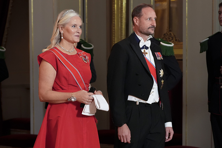 Mette-Marit trotsar sjukdomen – Haakons fina stöd på festen