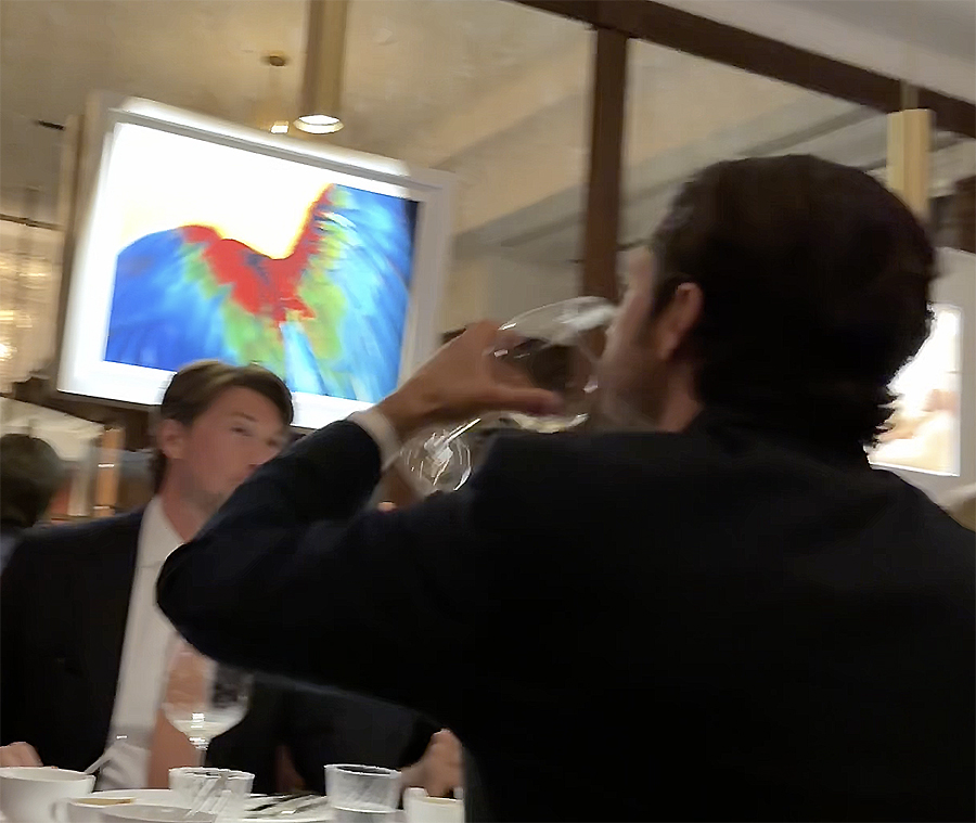 Bild-Extra: Carl Philips festkväll på krogen – utan Sofia!