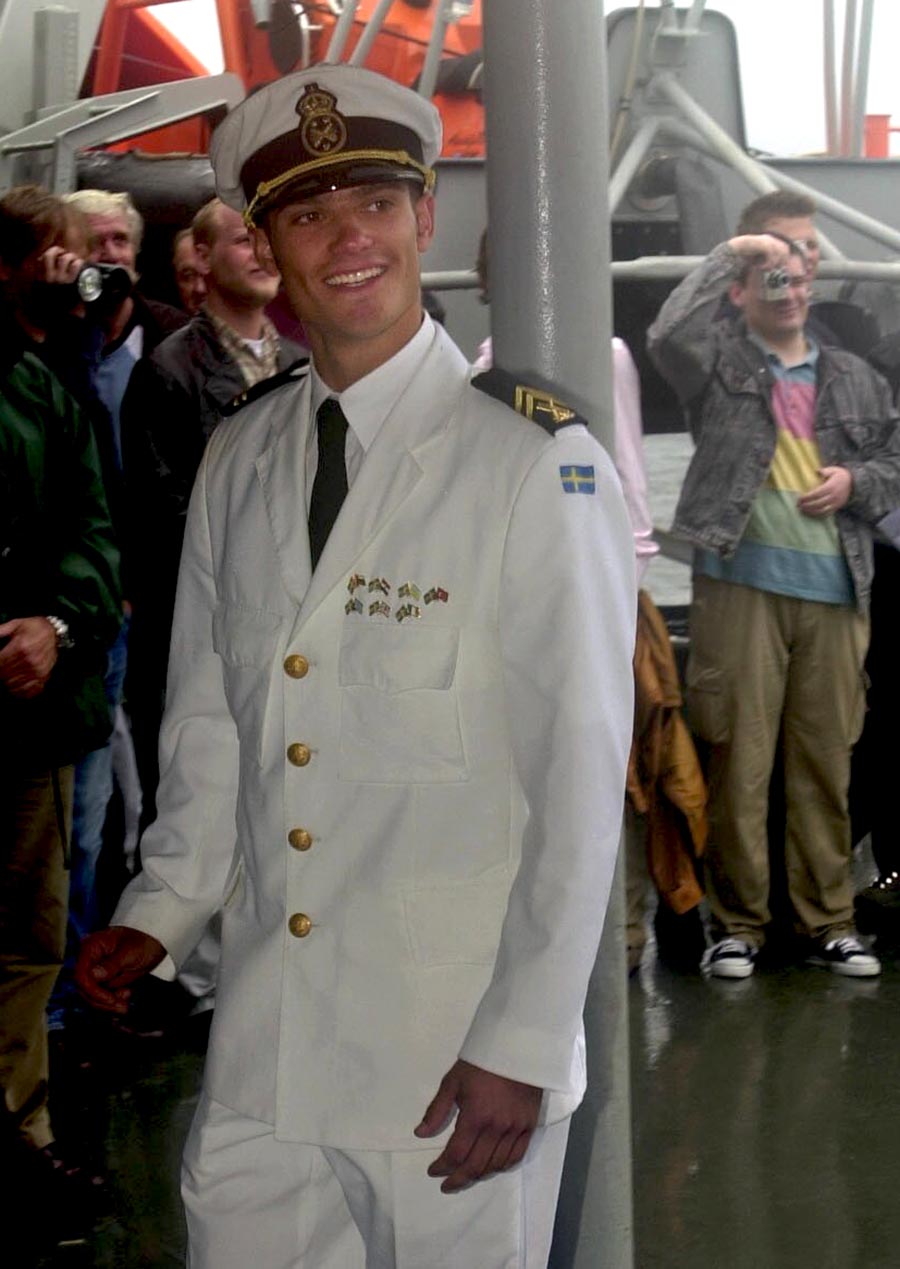 Prins Carl Philip pekas ut: "Slickade sylt från naken kropp!"