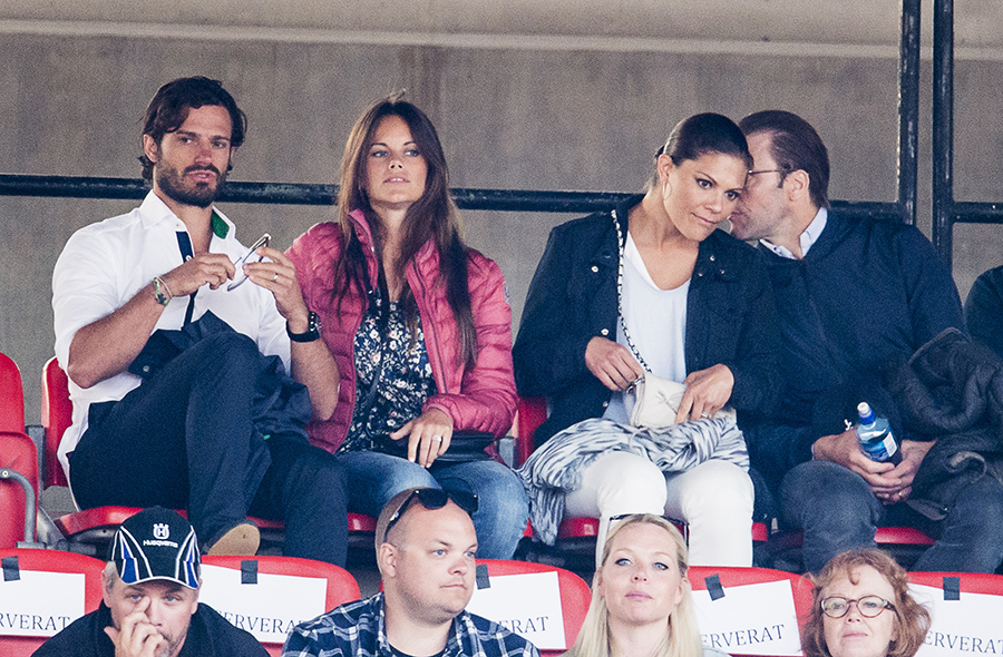 Prins Carl Philip pekas ut: "Slickade sylt från naken kropp!"