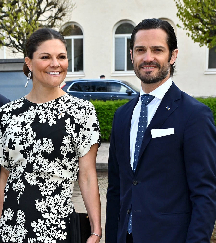 Prins Carl Philip pekas ut: "Slickade sylt från naken kropp!"