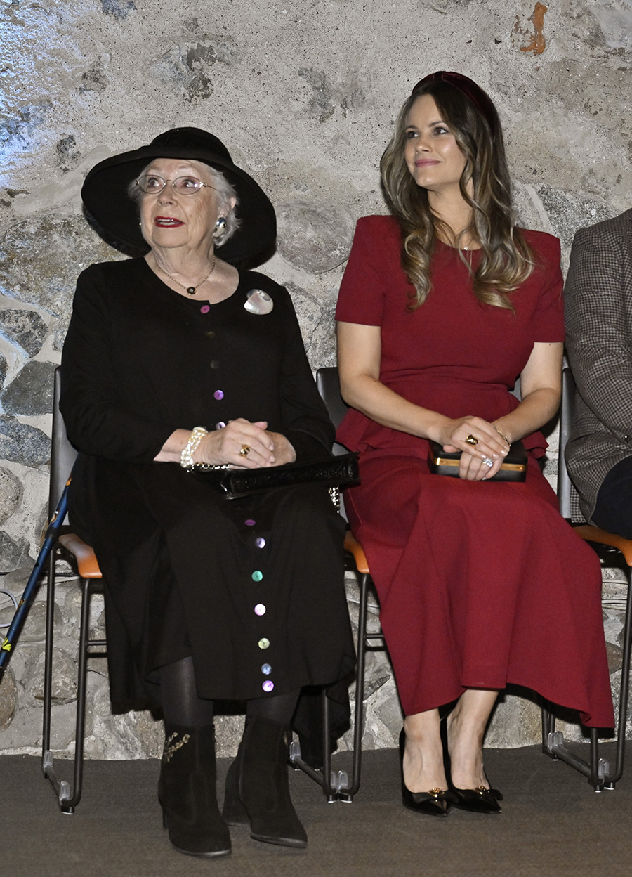 Christina och Sofia glänste på premiär – bjöd på skratt i hatt