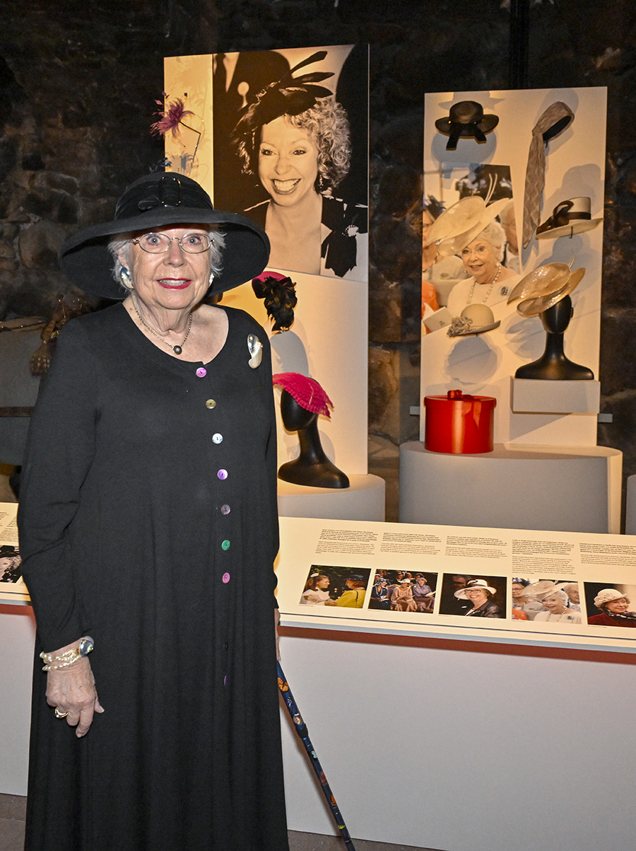 Christina och Sofia glänste på premiär – bjöd på skratt i hatt