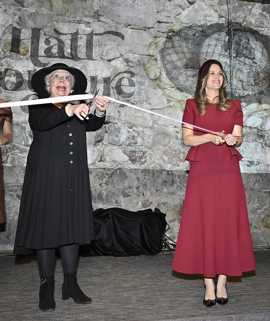 Christina och Sofia glänste på premiär – bjöd på skratt i hatt