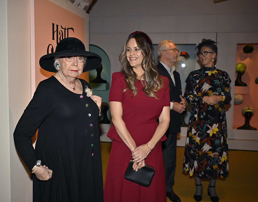 Christina och Sofia glänste på premiär – bjöd på skratt i hatt