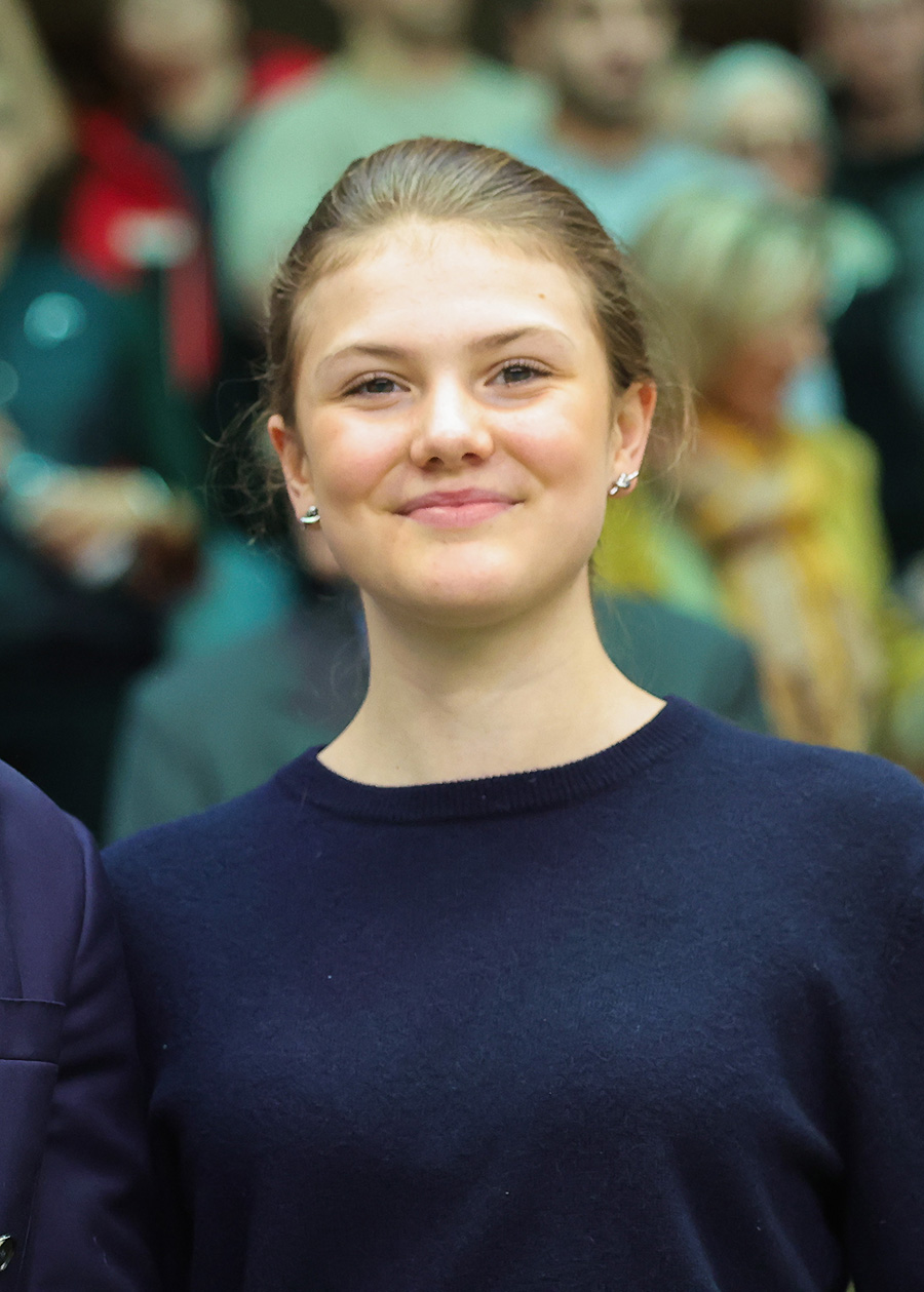 Havaskor yalangoch xodim ishlaydi