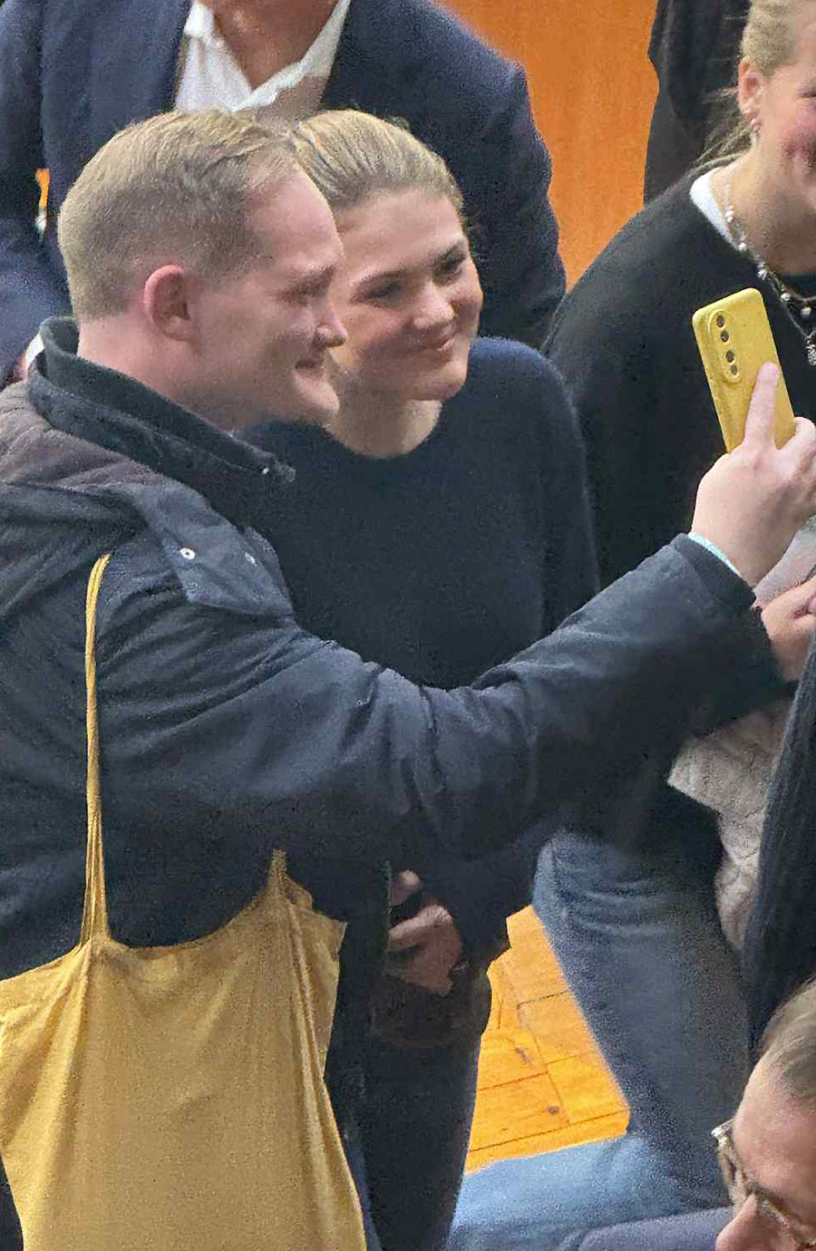 Estelles comeback – se bilderna när hon tar selfies med fansen!