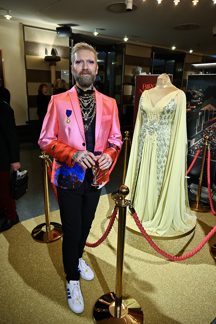 Kändistätt när Silvia gick på fest med kungen – se alla bilderna!