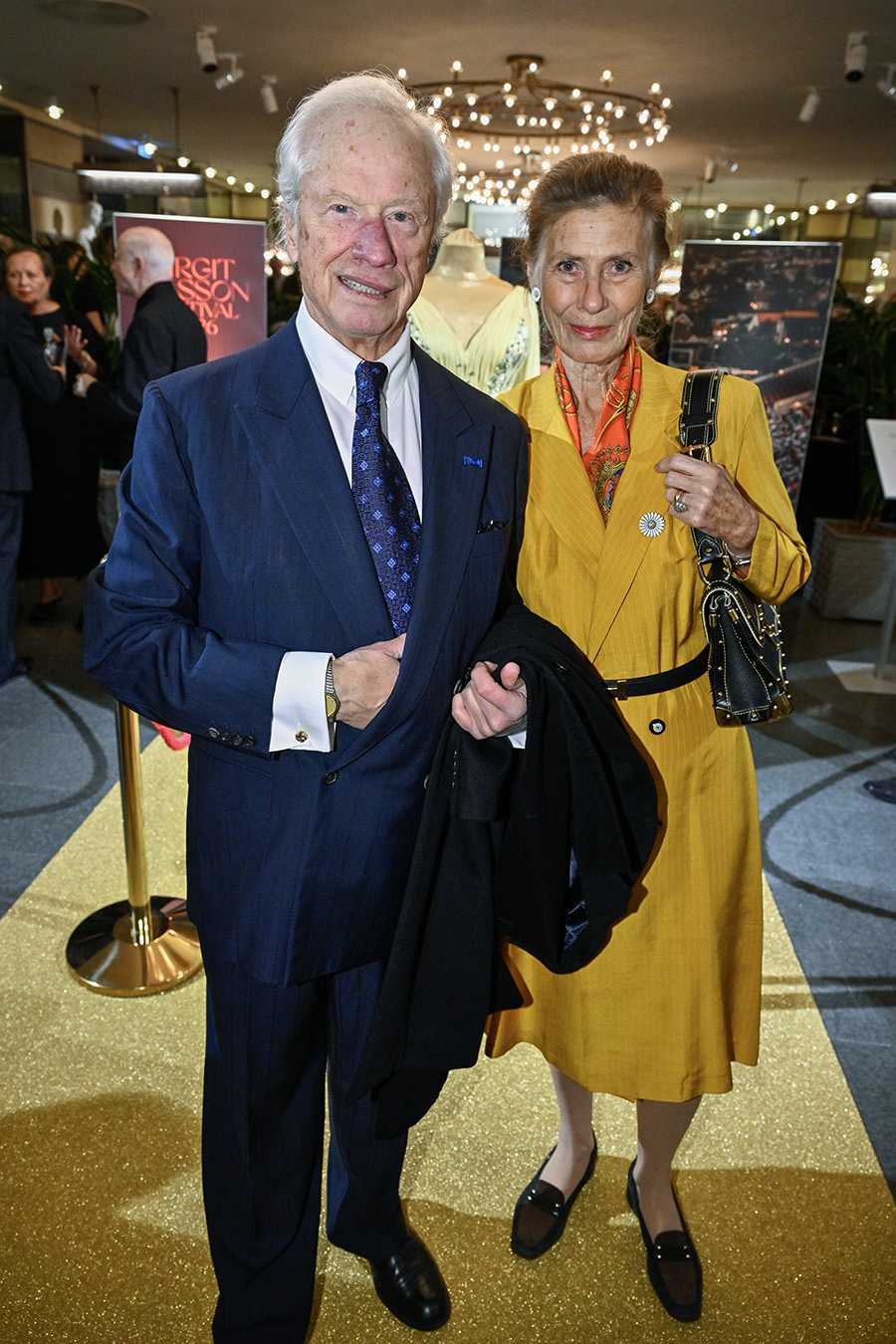 Kändistätt när Silvia gick på fest med kungen – se alla bilderna!