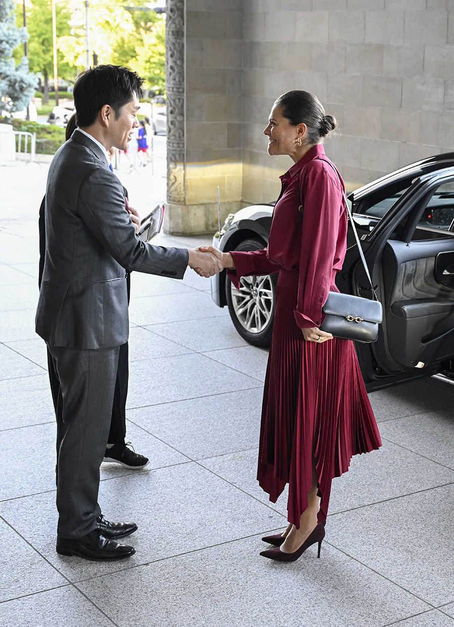 Victorias glammiga look – strålar vackert på utlandsresan!