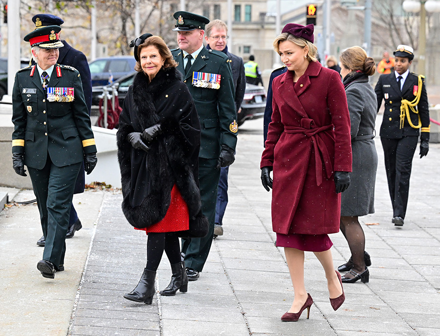 Här showar Ebba Busch loss framför Silvia – i Kanada!