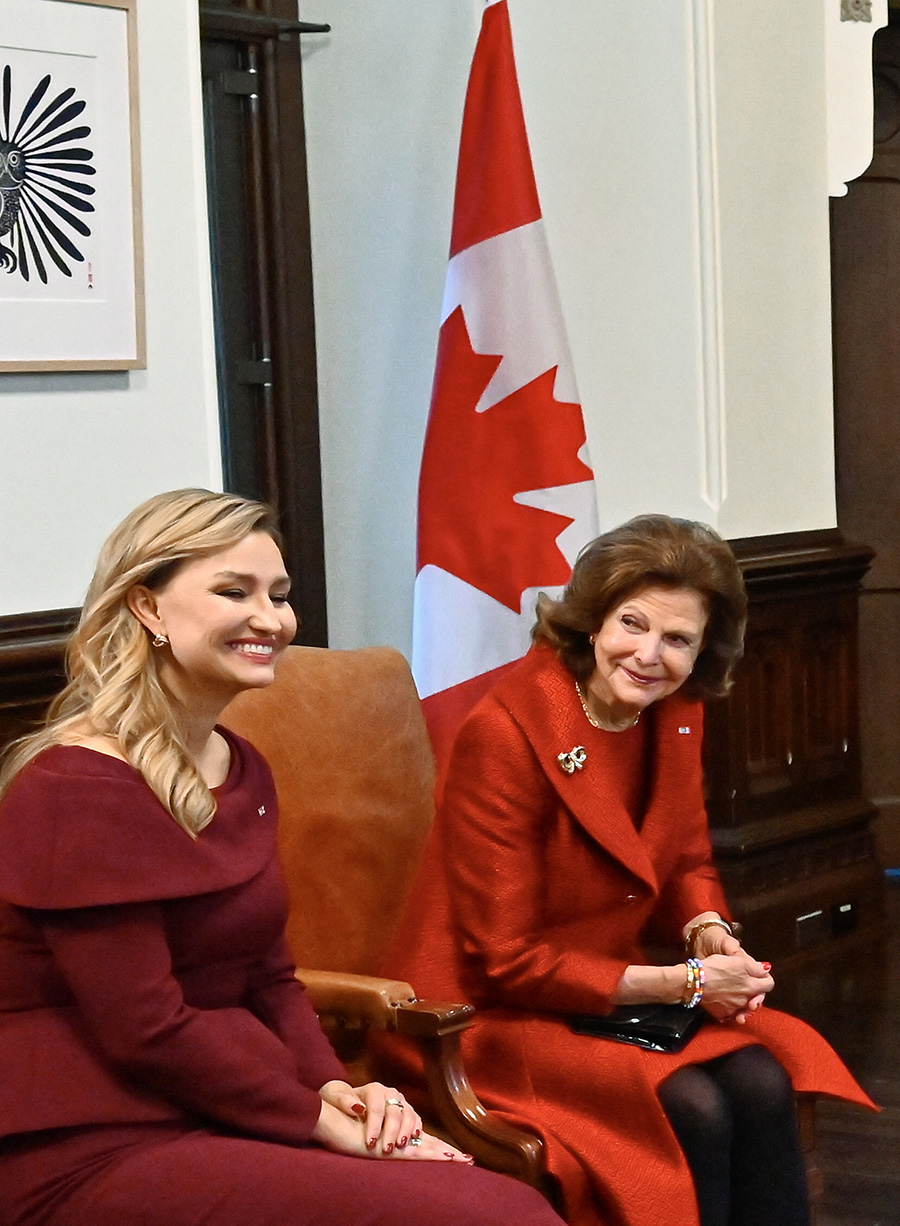 Här showar Ebba Busch loss framför Silvia – i Kanada!