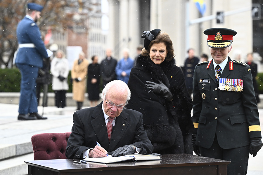 Här showar Ebba Busch loss framför Silvia – i Kanada!