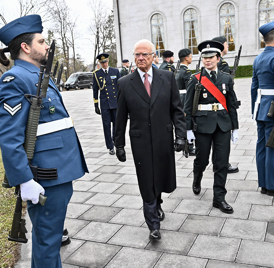 Här showar Ebba Busch loss framför Silvia – i Kanada!