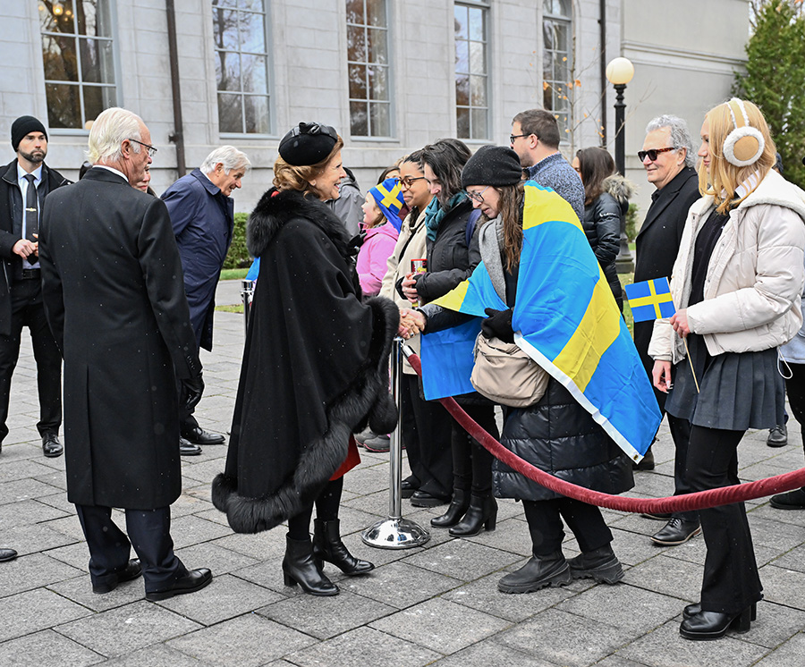 Här showar Ebba Busch loss framför Silvia – i Kanada!