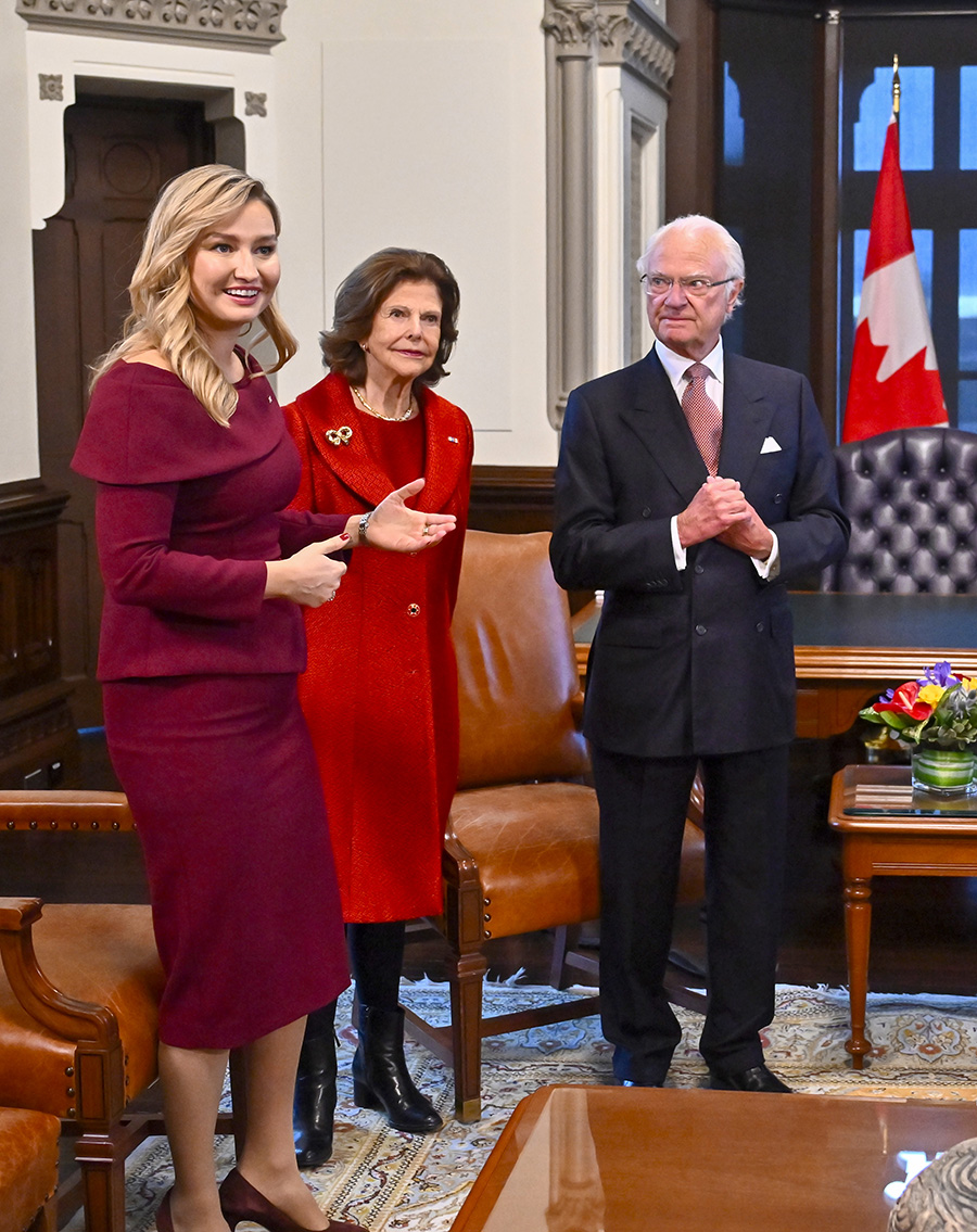 Här showar Ebba Busch loss framför Silvia – i Kanada!