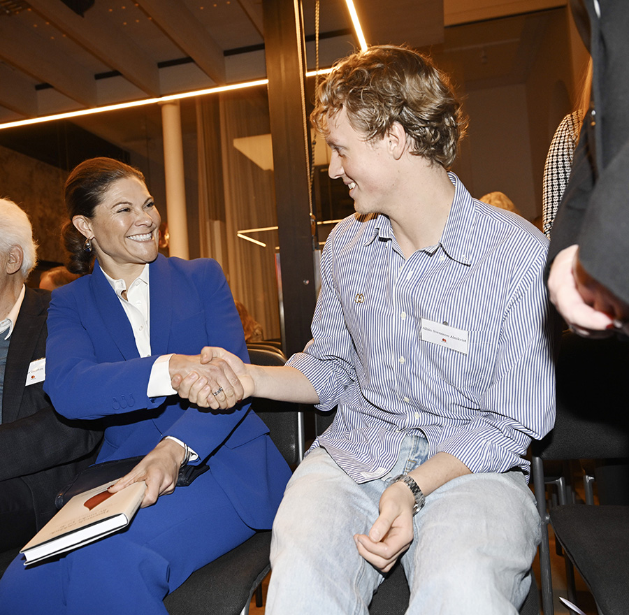 Victoria hyllar hjältarna – som räddade prinsessan Christina