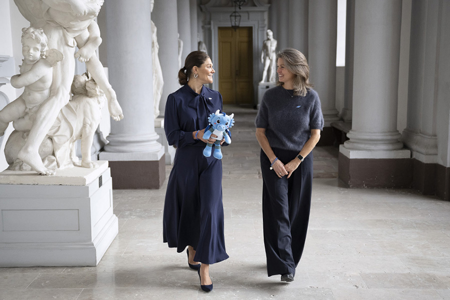 Victoria &ouml;verraskar i ny fr&auml;sig frilla &ndash; ett s&aring;nt klipp!