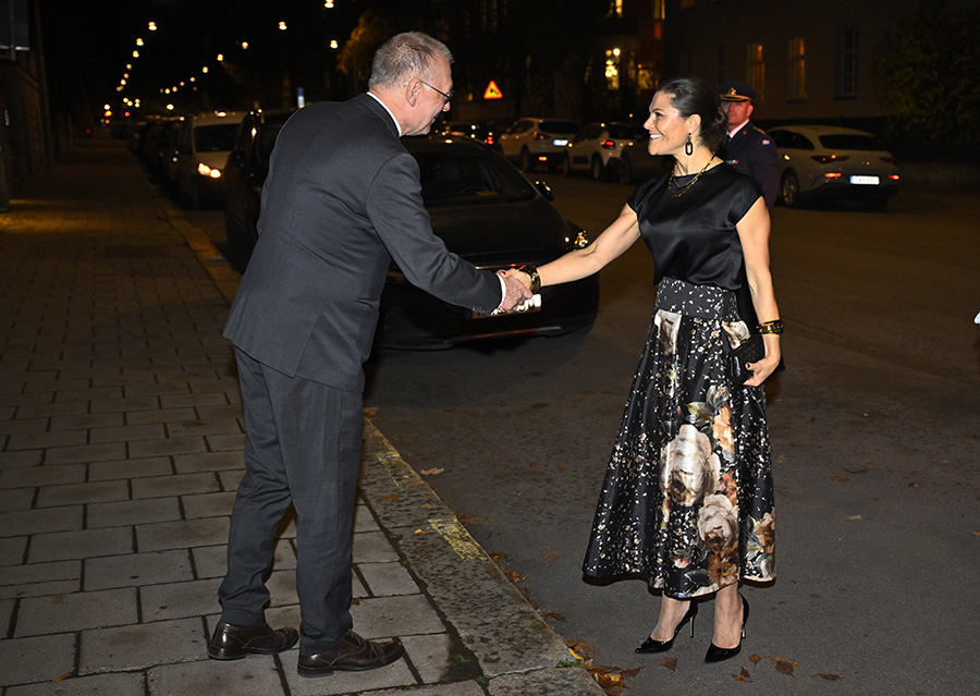 Victoria på glammig 50-årsfest – se vackra stilsuccén här!